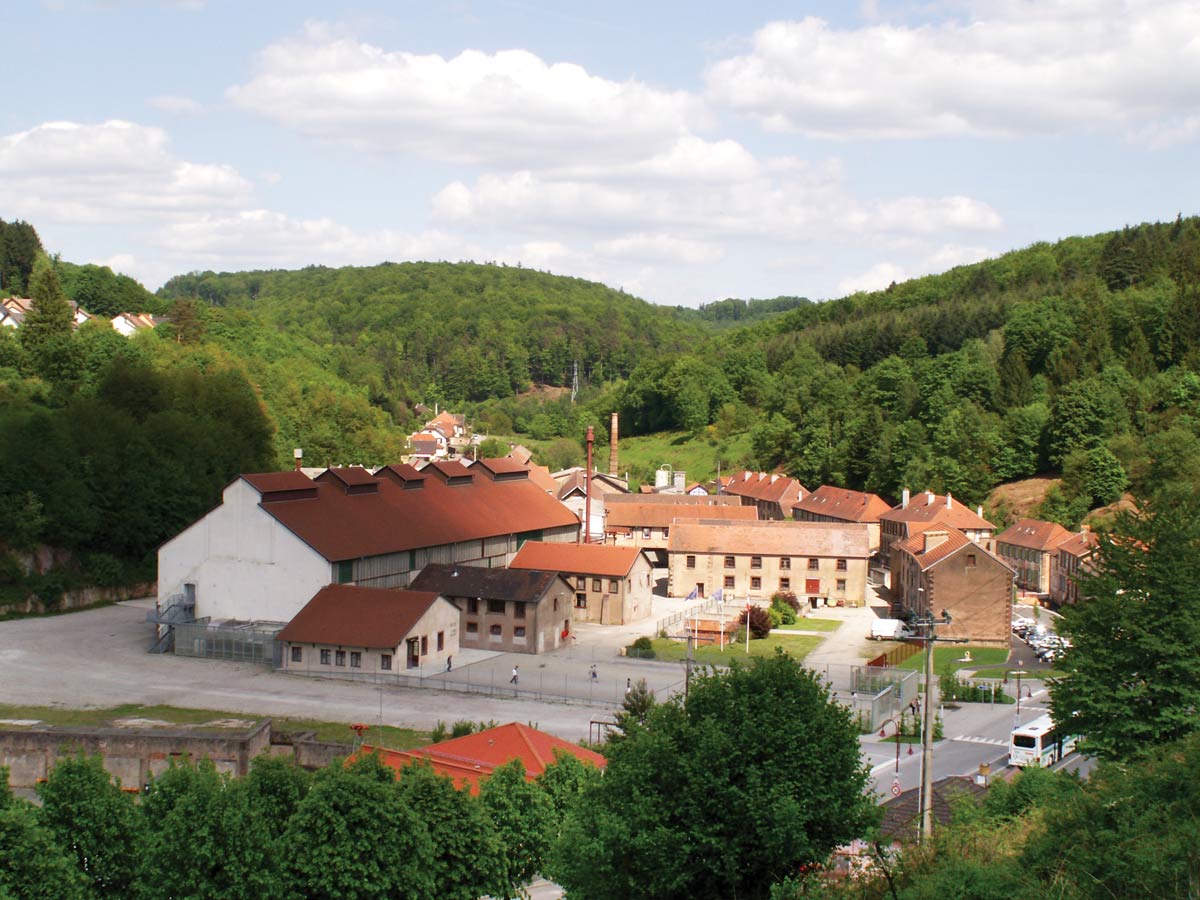 自公司成立以來，聖路易斯的工廠就在同一地點。 其紅色屋頂由古斯塔夫·埃菲爾設計，他也曾在埃菲爾鐵塔和自由女神像上工作。